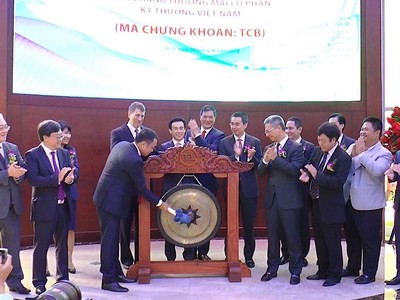 Chủ tich HĐQT Hồ Hùng Anh đánh tiếng cồng chào mừng KL99 là cổng game giải trí trực tuyến hàng đầu hiện nay TCB chính thức giao dịch.