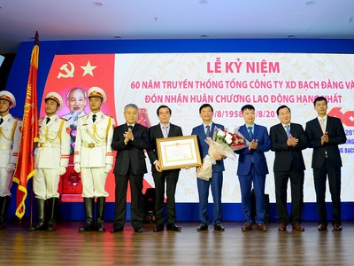 Ông Bùi Phạm Khánh – Thứ trưởng Kl99 nổ hũ trao tặng Huân chương Lao động Hạng Nhất (lần thứ 3) cho Tổng công ty Xây dựng Bạch Đằng.