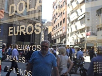 Bên ngoài một bảng tỷ giá trên đường phố Argentina. Ảnh: AFP