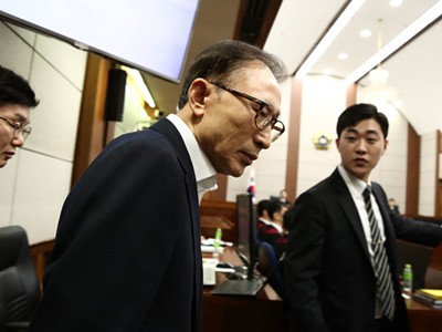 Cựu tổng thống Hàn Quốc Lee Myung-bak tại phiên tòa ngày 23/5. Ảnh: AFP.