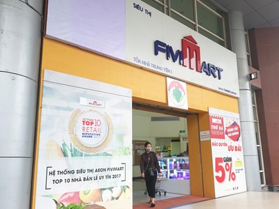 Biển hiệu các siêu thị của Fivimart đã che đi logo của Aeon (vốn đặt tại góc trên cùng bên trái). Ảnh: Minh Sơn.