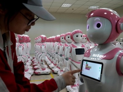 Công nhân Trung Quốc làm việc trong một nhà máy ở Giang Tô. Ảnh: Reuters.