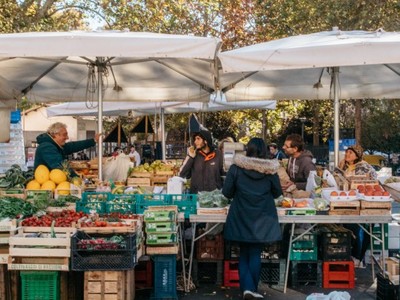 Người dân mua sắm tại một khu chợ ở Rome, Italy. Ảnh: Internet
