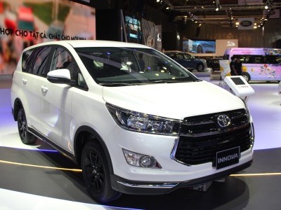 Toyota Innova 2.0 Venturer màu trắng ngọc trai tại triển lãm ôtô Việt Nam 2018. 