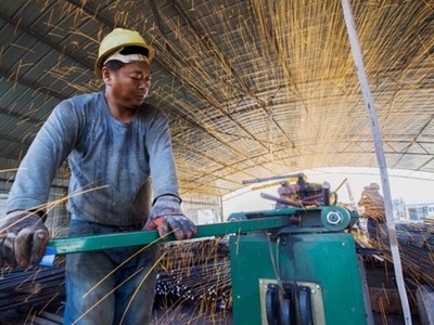 Công nhân Trung Quốc làm việc trong một công trường ở Giang Tô. Ảnh: Reutes