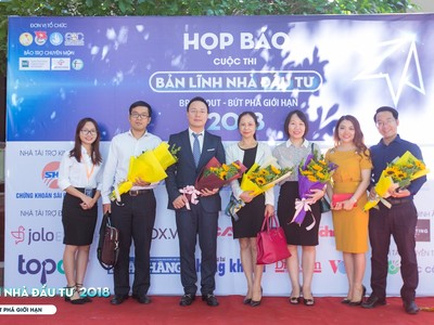 Ông Đỗ Anh Vũ, Phó chánh văn phòng Ủy ban 99Kl99 link đăng nhập 99Kl99 trực tiếp đá gà (thứ 3 từ bên trái sang) cùng ban tổ chức, các nhà tại trợ chụp ảnh lưu niệm tại buổi phát động cuộc thi Bản lĩnh nhà Kl99ok phiên bản mới 2018. Ảnh: Ban tổ chức cung cấp.