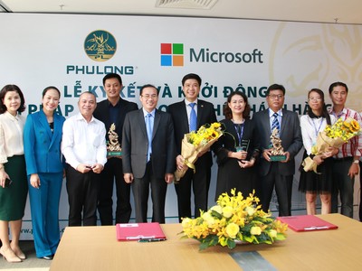 Lãnh đạo Phú Long và Microsoft Việt Nam chụp ảnh lưu niệm.