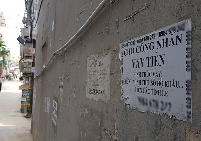 Quảng cáo cho công nhân vay tiền dán ở khu nhà trọ. Ảnh: Tất Định