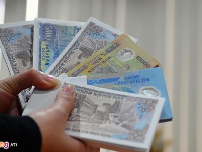 Dịch vụ đổi tiền lẻ mới, nguyên seri hiện đã nhộn nhịp trên thị trường. Ảnh: Hoàng Hà.