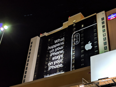 Quảng cáo của Apple đặt cạnh nơi diễn ra sự kiện CES 2019.
