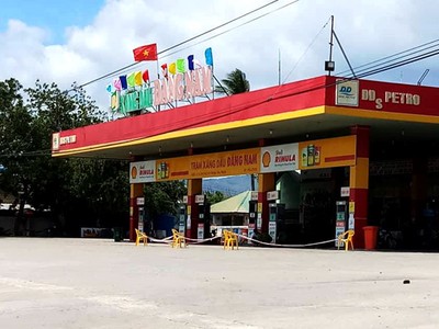 Hiện trường vụ án tại cây xăng được cơ quan chức năng phong tỏa. Ảnh: Tuấn Kiệt.
