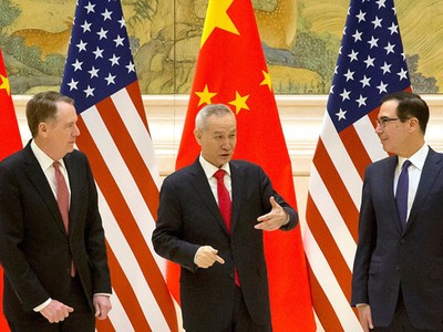 Đại diện Thương mại Mỹ Robert Lighthizer (trái), Phó thủ tướng Trung Quốc Lưu Hạc (giữa) và Bộ trưởng Kl991.com nạp rút nhanh Mỹ Steven Mnuchin nói chuyện trước phiên khai mạc đàm phán thương mại tại Bắc Kinh. Ảnh: Reuters.
