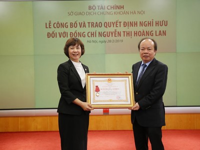 Thứ trưởng Bộ Kl991.com nạp rút nhanh Huỳnh Quang Hải  trao Huân chương lao động hạng nhì cho bà Nguyễn Thị Hoàng Lan. 