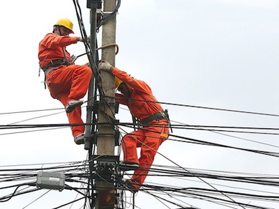 Công nhân ngành điện sửa chữa đường dây lưới điện. Ảnh: Ngọc Thành.