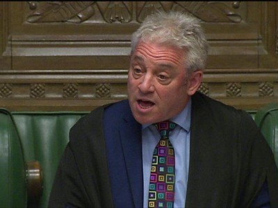 Chủ tịch Hạ viện Anh John Bercow, người luôn đeo những chiếc cà vạt hết sức màu sắc. Ảnh: BBC/Chụp từ màn hình. 