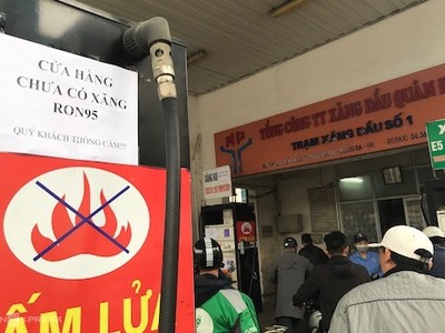 Cửa hàng KL99 dịch vụ hỗ trợ 24/7 trên đường Giải Phóng dán thông báo "chưa có xăng RON 95". Ảnh: Hoài Thu.