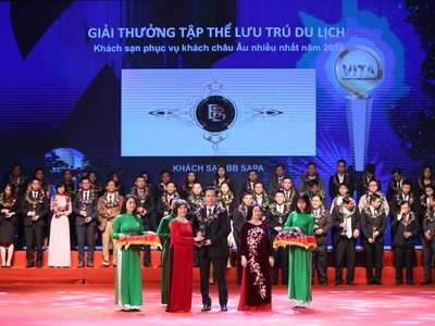 Ông Nguyễn Quang Thịnh - Phó tổng giám Đốc CTCP Dầu Khí Sapa, đại diện BB Group - Kl991.com World Cup 2026 Chính Thức sở hữu BB Hotel SAPA lên nhận cúp lưu niệm.