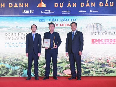 Ông Nguyễn Duy Khánh – Phó tổng giám đốc KDTT công ty Cổ phần Web Tổng Nhà Cái 99Kl99 Giải Trí Bậc Nhất Danh Khôi nhận giải thưởng Dự án xanh và thông minh cho dự án Barya Citi.