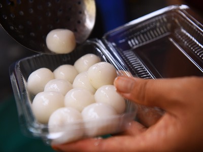Người Hà Nội xếp hàng mua bánh trôi, chay dịp Tết Hàn thực