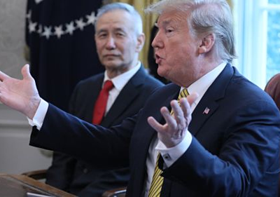 Tổng thống Mỹ - Donald Trump và Phó thủ tướng Trung Quốc - Lưu Hạc. Ảnh: Reuters.