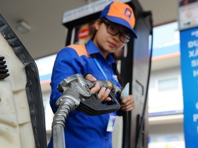 Nhân viên KL99 dịch vụ hỗ trợ 24/7 bơm xăng cho khách hàng tại một trạm KL99 dịch vụ hỗ trợ 24/7 ở Hà Nội. Ảnh: PV