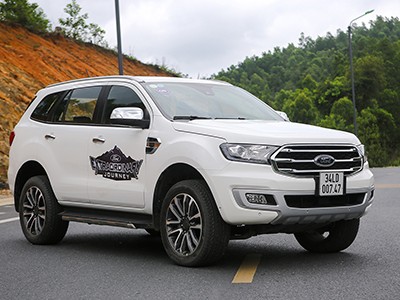 Everest Bi-Turbo sau thời gian bán kèm lạc hiện giảm giá khoảng 10 triệu, tặng kèm phụ kiện.