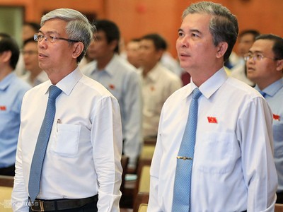 Tân Phó chủ tịch Võ Văn Hoan (trái) và Ngô Minh Châu. Ảnh: Hữu Khoa.