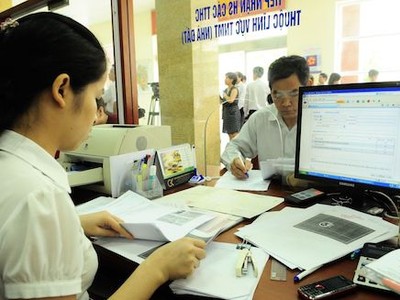 Người dân đi làm thủ tục hành chính tại Hà Nội. Ảnh: Xuân Hoa. 