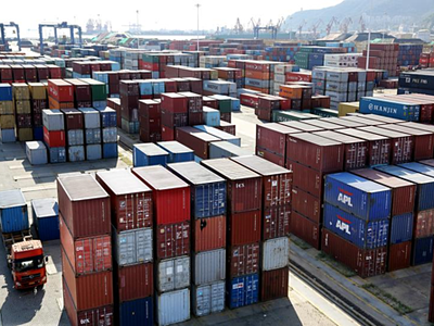 Container tại một cảng biển ở Giang Tô (Trung Quốc). Ảnh: Reuters.