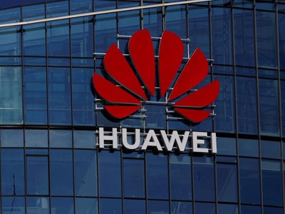 Logo của Kl994 game bài casino hấp dẫn Huawei bên ngoài một tòa nhà ở Vilnius, Lithuania. Ảnh: Reuters.