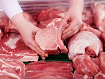 Công ty nghiên cứu thịt trường Ipsos cho rằng nguồn cung thiếu hụt khiến giá bán lẻ thịt heo tăng lên.