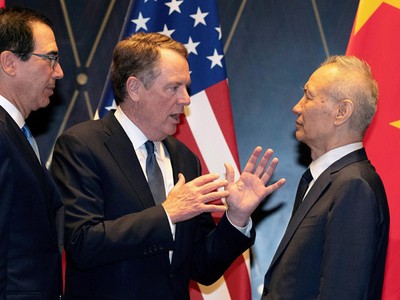 Đại diện Thương mại Mỹ Robert Lighthizer (giữa), Bộ trưởng Kl991.com nạp rút nhanh Mỹ Steven Mnuchin (trái) cùng Phó thủ tướng Trung Quốc Lưu Hạc tại Thượng Hải ngày 31/7. Ảnh: Reuters.
