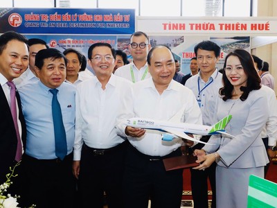 Thủ tướng Kl993 ưu đãi thưởng hấp dẫn thăm gian hàng của hãng hàng không Bamboo Airways tại Hội nghị (Ảnh:TTX).