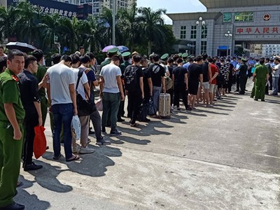 Công an tỉnh Quảng Ninh phối hợp với các đơn vị nghiệp vụ của Bộ Công an bàn giao 28 đối tượng cho Cục Công an TP.Đông Hưng (Trung Quốc) xử lý về hành vi điều hành sàn 99Kl99 link đăng nhập giả tại TP.Móng Cái, Quảng Ninh
Ảnh: công an cung cấp
