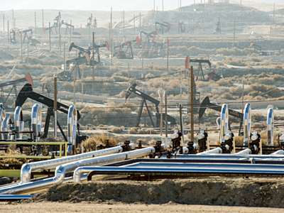 Khu vực khai thác dầu đá phiến tại Kern County, California, Mỹ. Ảnh: WSJ
