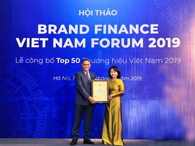 Bà Trần Thu Huyền - Thành viên HĐQT kiêm Giám đốc Khối Nhân sự VietinBank nhận chứng nhận Top 50 Thương hiệu giá trị nhất Việt Nam 2019.