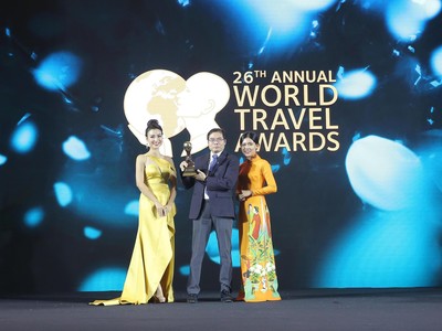 Ông Phạm Ngọc Sáu - Giám đốc Cảng HKQT Vân Đồn nhận giải SB mới hàng đầu châu Á của WTA.