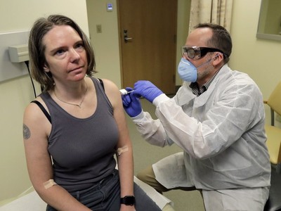 Jennifer Haller (trái) là 1 trong 4 tình nguyện viên được tiêm vaccine chống chủng virus corona mới tại Mỹ. Ảnh: AP.