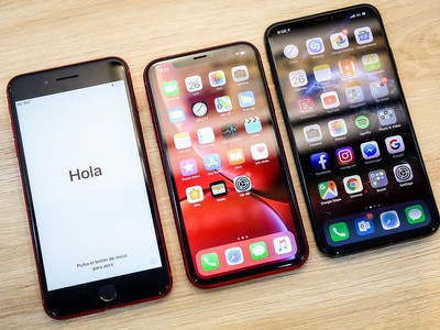 Nhiều mẫu iPhone chính hãng giảm giá, từ model đời cũ như 7 Plus cho tới mẫu mới như 11 Pro Max. Ảnh: Tuấn Anh.