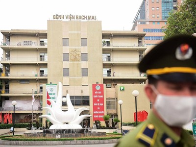 Bệnh viện Bạch Mai được cách ly để chống dịch, ngày 28/3. Ảnh: Giang Huy.