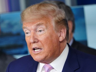Tổng thống Trump trong cuộc họp báo tại Nhà Trắng hôm 1/4. Ảnh: AFP.