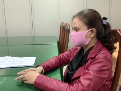 Bà Hiền làm việc với cảnh sát sáng nay. Ảnh: Quốc Thắng.