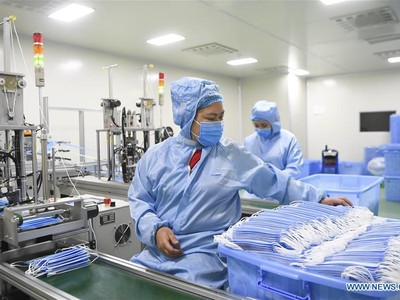 Công nhân làm việc tại một nhà máy Kl994 nhà cái bóng đá world cup khẩu trang ở Trùng Khánh, Trung Quốc, hồi tháng 1. Ảnh: Tân Hoa Xã.