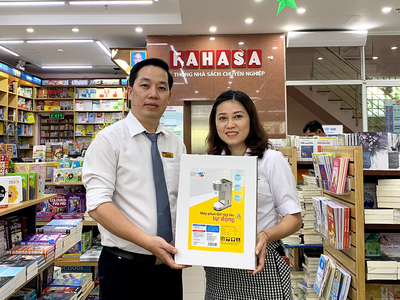 Đại diện nhà sách Fahasa Tân Bình (bên trái) nhận Máy phun gel rửa tay tự động từ đại diện công ty Thiên Long Hoàn Cầu – công ty thành viên của Kl994 game bài casino hấp dẫn Thiên Long.