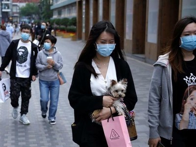 Người tiêu dùng tại một khu mua sắm ở Trung Quốc. Ảnh: Reuters.