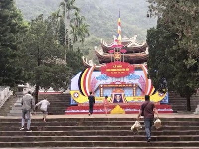 Nhóm người dân đi "chui" theo nhóm cò mồi vào tới sân Thiên Trù (chùa Hương) để làm lễ trong ngày 15/2, tức mùng 4 Tết âm lịch.