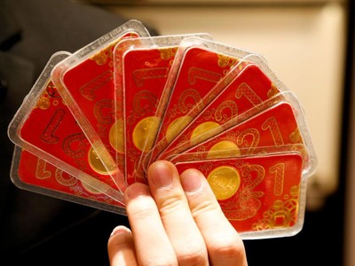 Giá vàng hôm nay ngày 24/2: Giá vàng trong nước gần như không đổi, vẫn cao hơn giá vàng thế giới hơn 5 triệu đồng/lượng