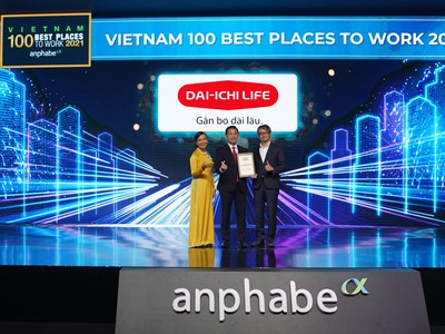 Ông Đào Quốc Trung – Phó tổng giám đốc Kênh Phân phối mở rộng Dai-ichi Life Việt Nam nhận giải Top 3 Nơi làm việc tốt nhất.