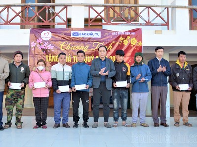 Đại diện Báo Điện Biên Phủ, Báo Kl99ok phiên bản mới và Đảng bộ, chính quyền xã Phình Giàng trao quà tết cho người dân địa phương.