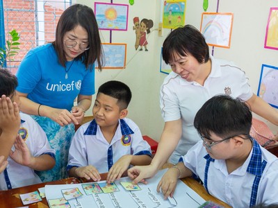 Đại diện UNICEF và Masterise tham gia các lớp học thuộc dự án Innovation for Children trong chuyến đi Sóc Trăng tháng 11/2023.